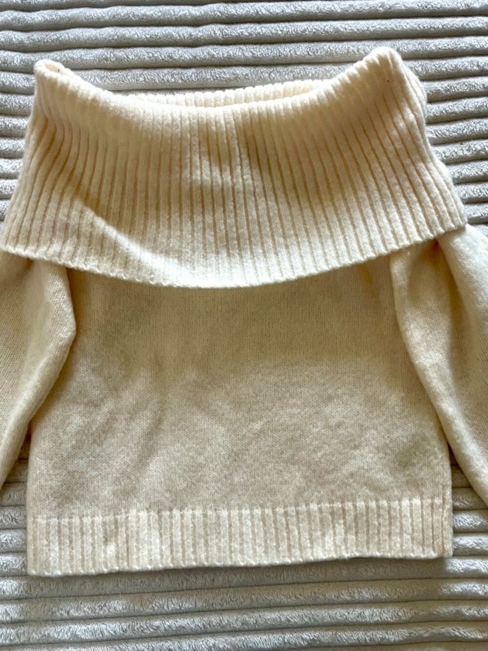 Abercrombie & Fitch off the shoulder sweater Sz. XS